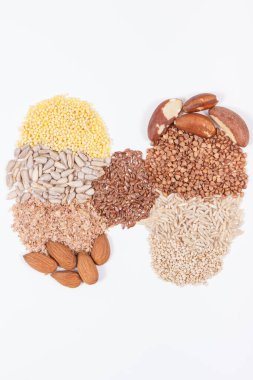 Tiroid şeklinde besleyici doğal bileşenler. Sağlıklı yiyecekler, kaynak vitamin ve mineral olarak kullanılır. Tiroit kavramı ile ilgili sorunlar