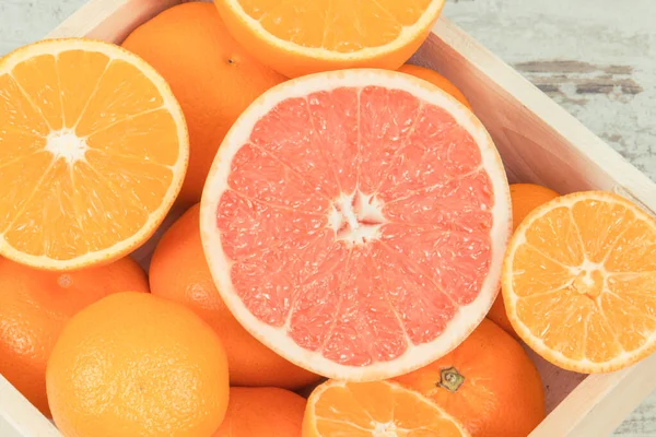 木盒中新鲜的天然柑橘类水果 饮食和健康营养的概念 — 图库照片