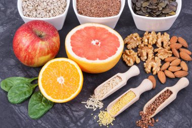 Meyveler, sebzeler ve malzemeler sağlıklı tiroid için en iyi yiyecekler. Vitamin ve mineral içeren doğal yiyecekler.