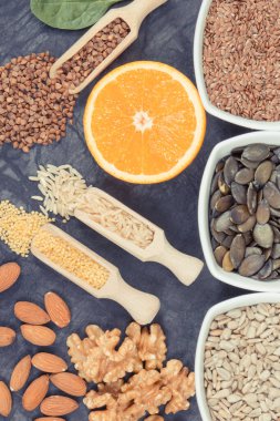 Meyveler, sebzeler ve malzemeler sağlıklı tiroid için en iyi yiyecekler. Vitamin ve mineral içeren doğal yiyecekler.