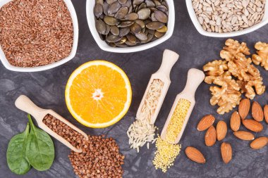 Meyveler, sebzeler ve malzemeler sağlıklı tiroid için en iyi yiyecekler. Vitamin ve mineral içeren doğal yiyecekler.