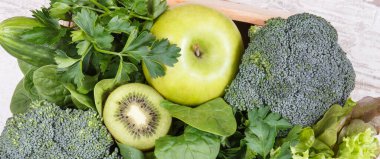 Taze, olgun, sebzeli yeşil meyveler. Sağlıklı beslenme, diyet ve vücut detoksu kavramı