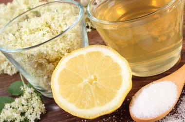 Çiçekler ve kır panosunda içecek, alternatif tıp ve terapi hazırlamak için taze meyve suyu ve malzemeler