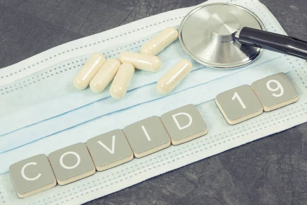 Covid Felirat Sebészeti Vagy Védőmaszkkal Tablettával Sztetoszkóppal Koronavírus Járvány Tört — Stock Fotó