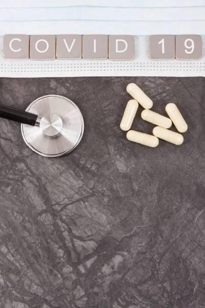 Covid Felirat Védőmaszkkal Tablettával Sztetoszkóppal Koronavírus Járvány Tört 2019 Ncov — Stock Fotó