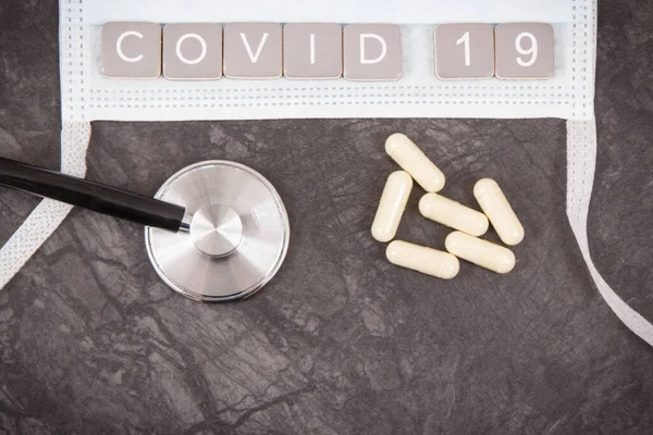 Koruyucu Maskeli Tabletli Steteskoplu Covid Yazılı Romantik Koronavirüs Salgını 2019 — Stok fotoğraf