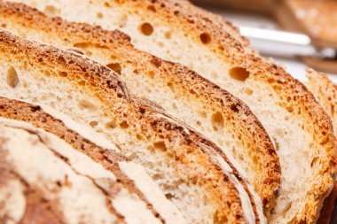 Bir dilim taze pişmiş ekmek geleneksel çavdar ekmeği ya da buğday ekmeği.