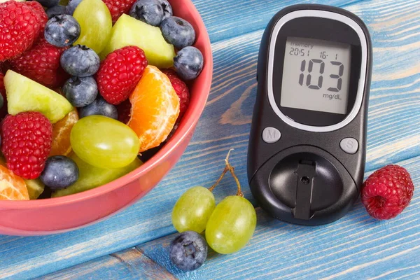 Vers Fruit Salade Glucometer Met Als Resultaat Het Meten Van — Stockfoto