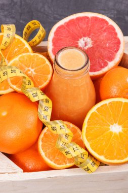 Turunçgil ve mezuradan taze sağlıklı meyve püresi. Doğal mineraller ve vitaminler içeren yiyecekler. Diyet ve zayıflatma kavramı