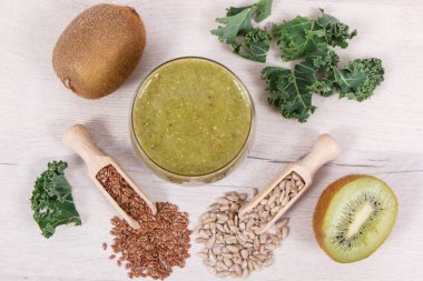 Meyve ve sebzelerden taze harmanlanmış kokkuyruk. Doğal vitamin ve mineraller içeren sağlıklı bir tatlı.