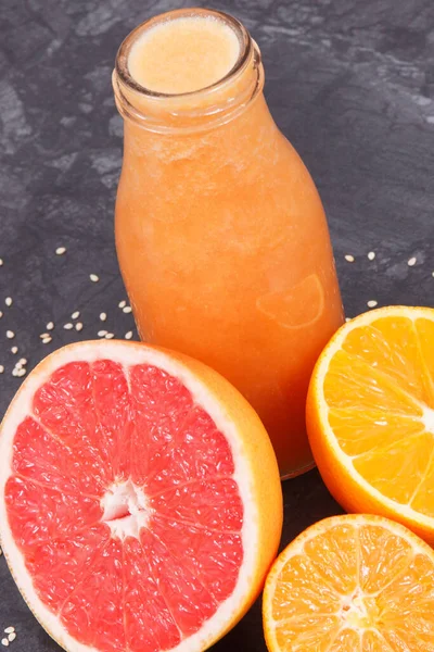新鲜的由柑橘类水果制成的鸡尾酒或冰沙 健康的饮食和瘦身甜点 — 图库照片