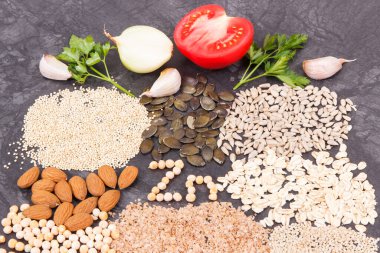 Kaynak çinko, mineral ve diyet lifleri gibi farklı besin maddeleri. Sağlıklı yaşam tarzı ve beslenme kavramı