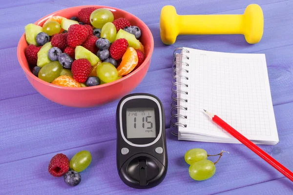 Ensalada Frutas Frescas Medidor Glucosa Con Resultado Azúcar Bloc Notas — Foto de Stock