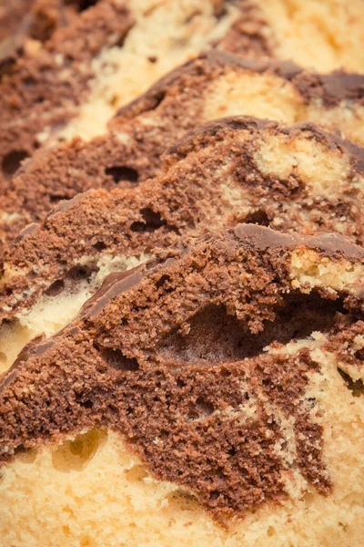빈티지 집에서 대리석 케이크 코코아와 초콜릿 아이싱 맛있는 디저트의 — 스톡 사진