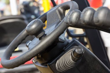 Forklift veya diğer endüstriyel veya tarımsal makinelerdeki direksiyon ve işletim kontrol panelleri veya kolları