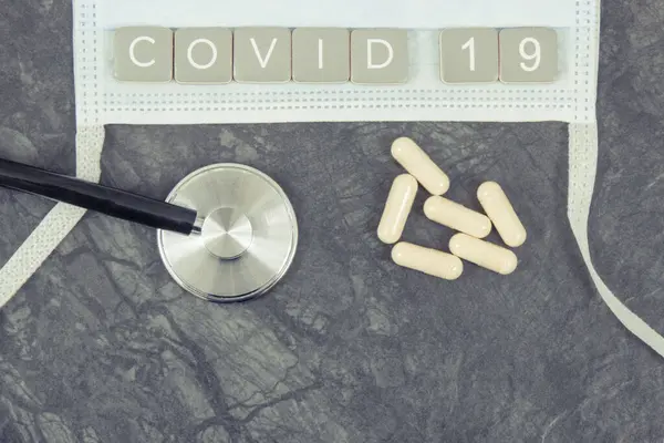 Koruyucu Maskeli Tabletli Steteskoplu Covid Yazılı Romantik Koronavirüs Salgını 2019 — Stok fotoğraf