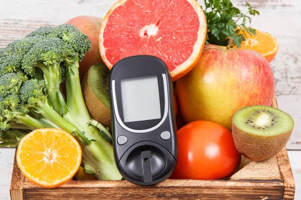 설탕을 데쓰이는 포도당 측정기와 나무로 상자에 야채가 건강에 당뇨병 — 스톡 사진