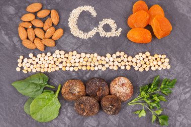 Kalsiyum, doğal mineraller, vitaminler ve beslenme lifleri içeren sağlıklı besleyici yiyecekler.