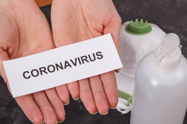 Eller, alkol dezenfektanı veya sabun ve koruyucu maske N95. Coronavirus covid-19 koruma önlemleri. Çin Coronavirüs salgını romanı. 2019-NCoV. Sars-cov-2