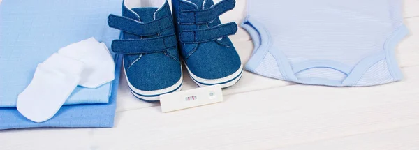 Prueba Embarazo Con Resultado Positivo Ropa Para Recién Nacidos Tablas —  Fotos de Stock