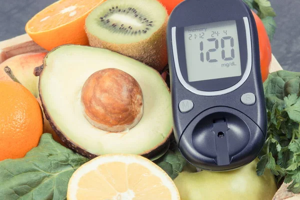 Glukometer Med Resultat Sockernivå Och Friska Frukter Och Grönsaker Näringsrika — Stockfoto