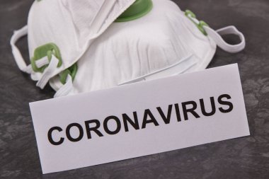 Yazıt koronavirüs ve koruyucu maske N95. Salgın koronavirüs konseptini yaymayı bırak. 2019-nCoV