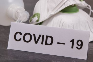 Dezenfeksiyon elleri ve koruyucu maske N95 için alkollü dezenfektan sıvısı. Salgın koronavirüsü yaymayı bırak. Covid-19. 2019-nCoV