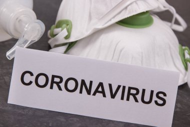 Alkol dezenfektanı ve koruyucu maske N95. Coronavirus covid-19 koruma önlemleri. Çin Coronavirüs salgını romanı. 2019-nCoV