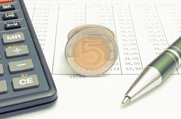 Sluiten Van Munten Pen Rekenmachine Liggend Spreadsheet Financierings Bedrijfsconcept — Stockfoto