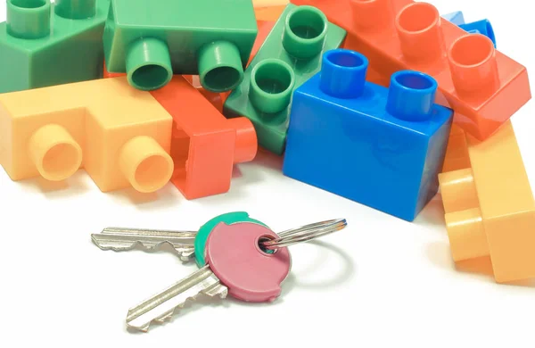Çocuklar Anahtarları Için Plastik Renkli Oyuncak Blokları Konsepti Inşa Ediliyor — Stok fotoğraf