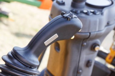 Tarım veya endüstriyel makine düğmeleri ile işletim kontrol paneli. Aracın detayı