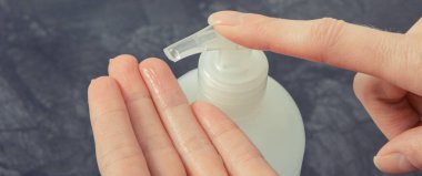 Dezenfekte için dezenfekte sıvısı ya da sabun taşıyan kadın elleri. Virüs ve bakteri yaymayı bırak.