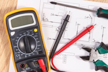 Elektriksel yapı planı, çizimler veya diyagramlar, elektrik kurulumunda ölçüm için çokmetre ve mühendislik işlerinde kullanılacak aksesuarlar