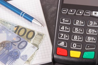 Farklı yerlerde nakit ödemeler için ödeme terminali, banknotlar ve para birimleri için not defteri euro