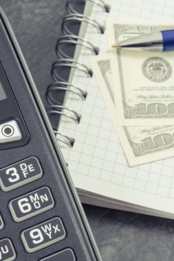 Farklı yerlerde nakit ödemeler için ödeme terminali, banknotlar ve para birimleri için not defteri