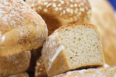 Taze fırında çavdar ekmeği ya da buğday ekmeği.