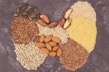 Tiroid şeklinde besleyici doğal bileşenler. Sağlıklı yiyecekler, kaynak vitamin ve mineral olarak kullanılır. Tiroit kavramı ile ilgili sorunlar