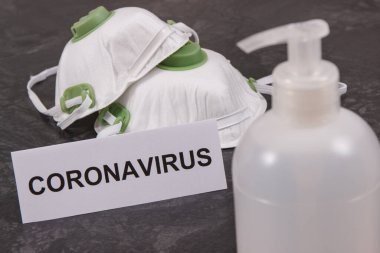 Alkol dezenfektanı ve koruyucu maske N95. Coronavirus covid-19 koruma önlemleri. Çin Coronavirüs salgını romanı. 2019-nCoV