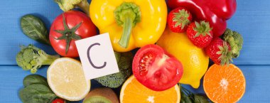 Taze meyveler ve sebzeler C vitamini, diyet lifleri ve mineraller içeren mineraller, sağlıklı beslenme ve bağışıklık konseptini güçlendirme