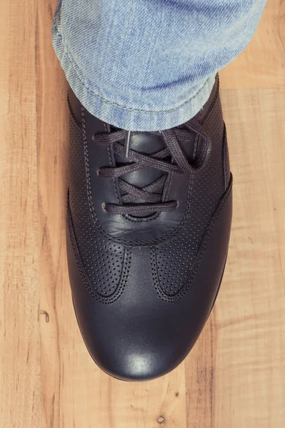 Коричневая Удобная Обувь Мужчин Шуршащей Доске Концепция Мужской Обуви — стоковое фото