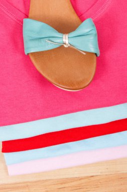 Renkli pamuklu gömlekler ve kadınlar için deri sandalet