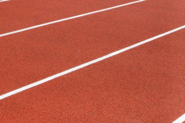 Spor alanında kırmızı koşu bandı. Sağlıklı ve sportif yaşam tarzları kavramı