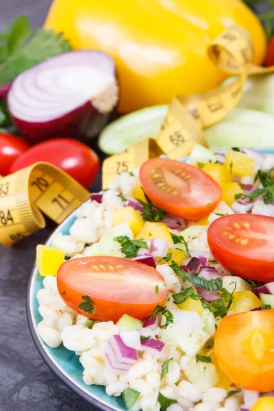 Frissen Elkészített Saláta Zöldséggel Bulgur Darával Vitaminokat Ásványi Anyagokat Tartalmazó — Stock Fotó