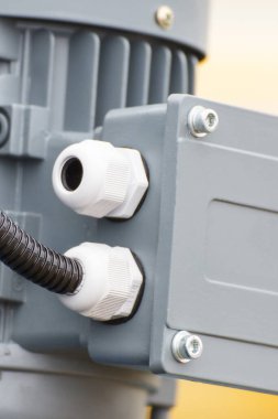 Kablolu elektrik kutusu. Elektrik motoru ya da diğer endüstriyel makinelerin bir parçası. Teknoloji konsepti