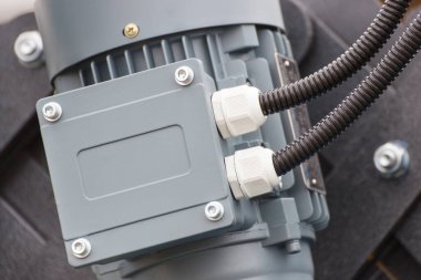 Kablolu elektrik kutusu. Detay ve elektrikli motorun bir parçası. Endüstriyel makinelerin bir parçası. Teknoloji