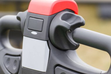 Tarımsal ya da endüstriyel makinelerde düğmeleri olan kontrol paneli. Aracın parçası ve ayrıntıları