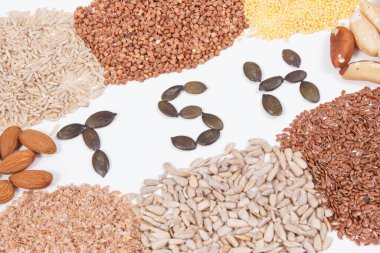 TSH yazıtında sağlıklı tiroid için vitamin ve mineral içeren besleyici doğal ürünler ve malzemeler var. Beyaz arkaplan