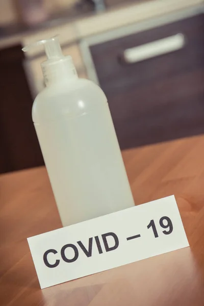 瓶内装有酒精的消毒剂液体 消毒的手 停止传播疾病的爆发 Covid 2019 Ncov — 图库照片