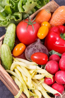 Tahta kutuda taze sebzeler, doğal mineraller ve vitaminler içeren sağlıklı atıştırmalıklar gibi.