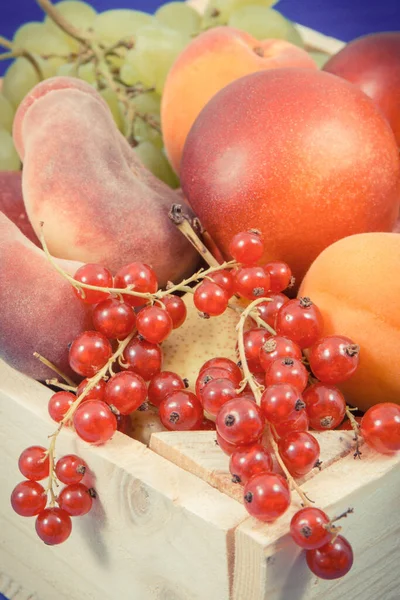 Frutas Frescas Maduras Caja Madera Como Aperitivo Saludable Postre Que —  Fotos de Stock